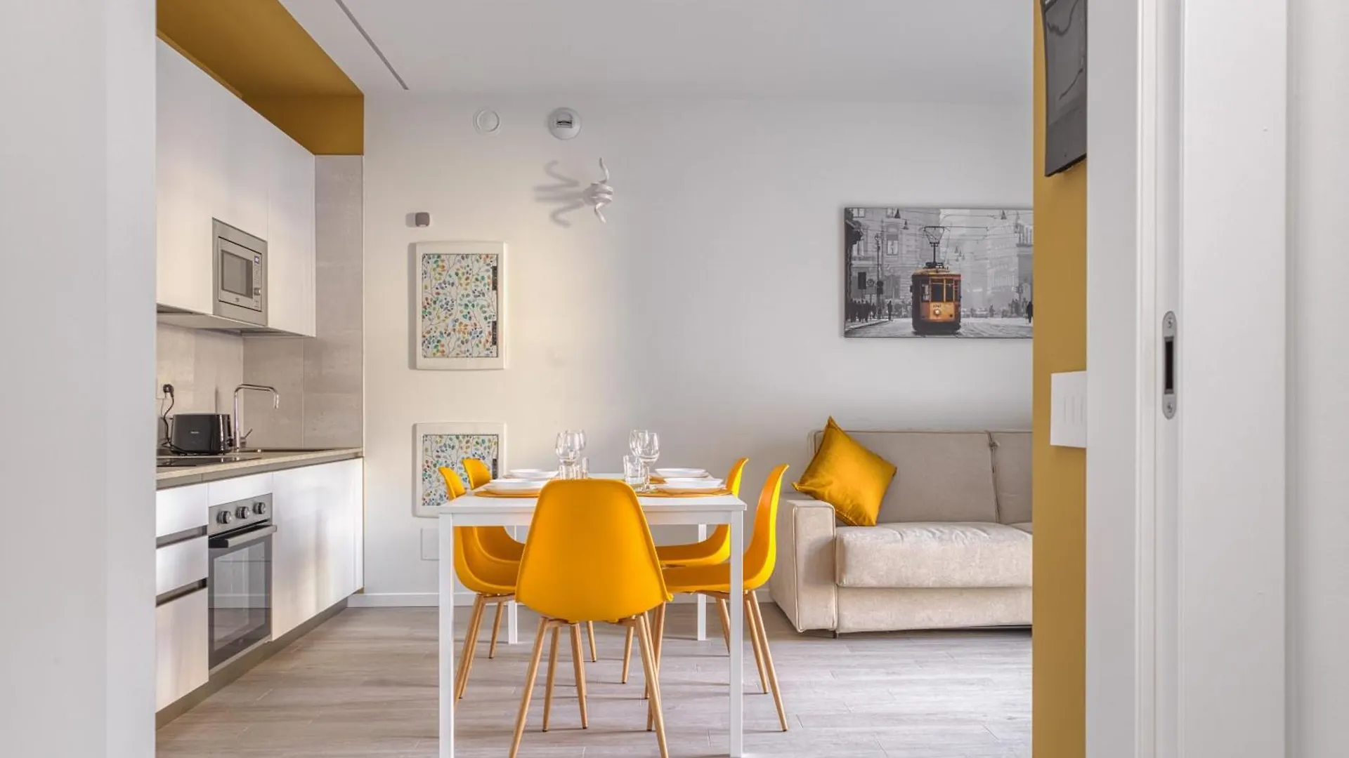Yellow Suite In Financial District 4 Pax Milan