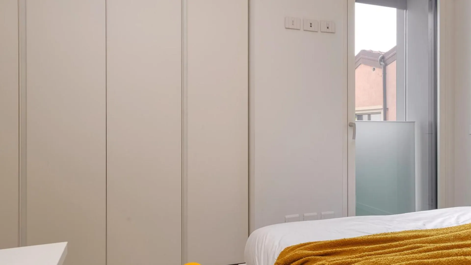 Yellow Suite In Financial District 4 Pax Milan