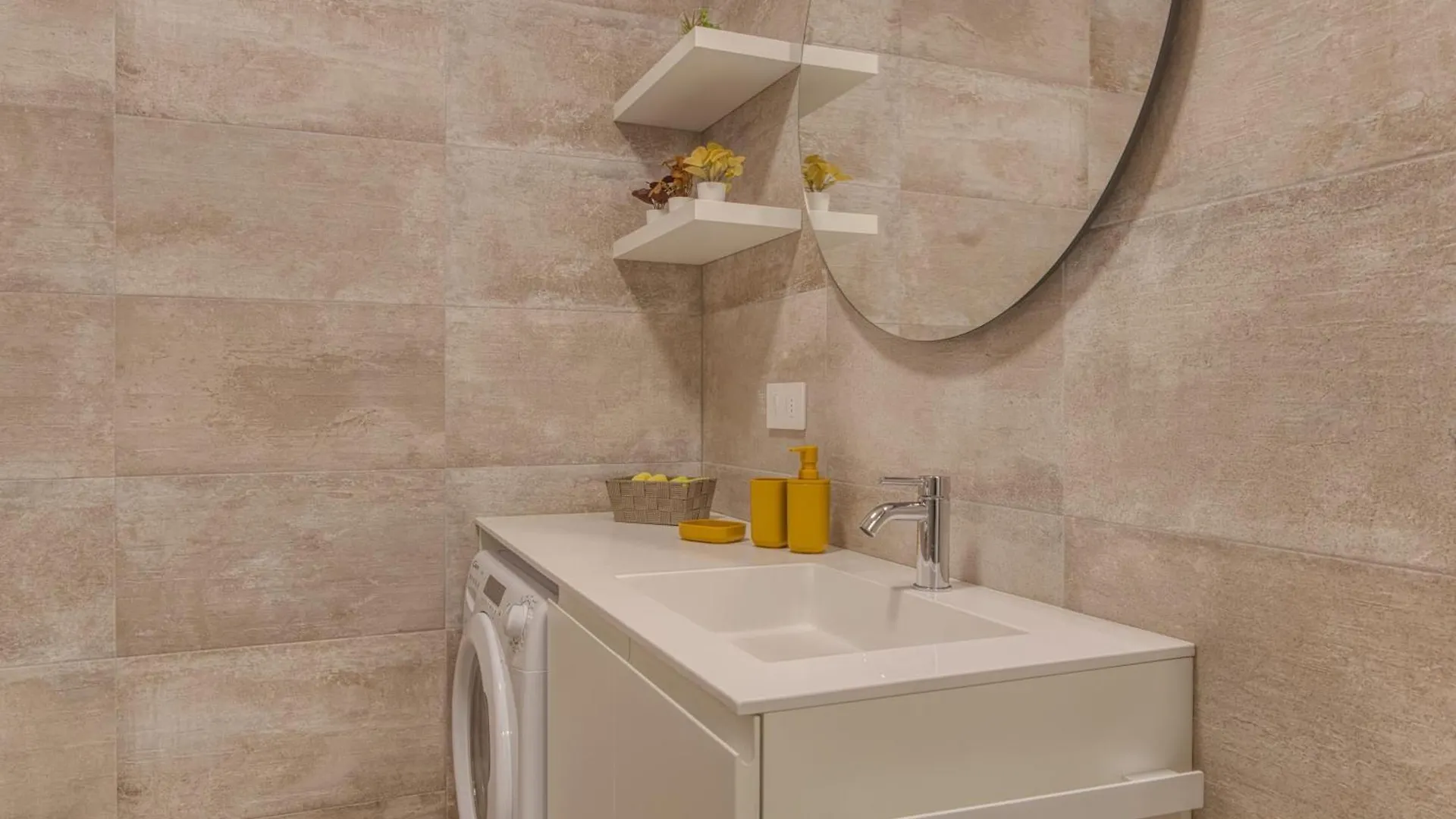 Yellow Suite In Financial District 4 Pax Milan Italy