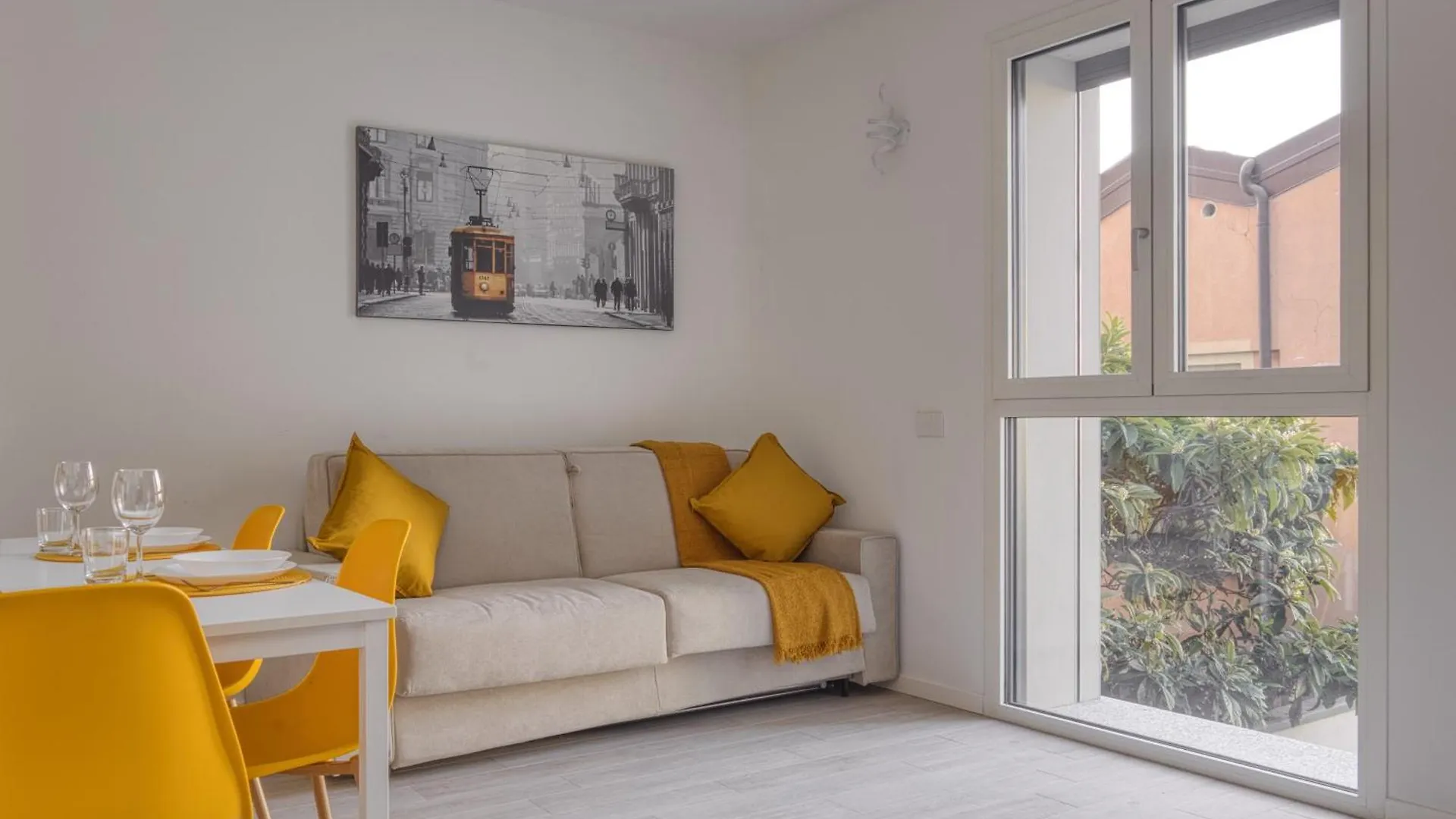 Yellow Suite In Financial District 4 Pax Milan Italy