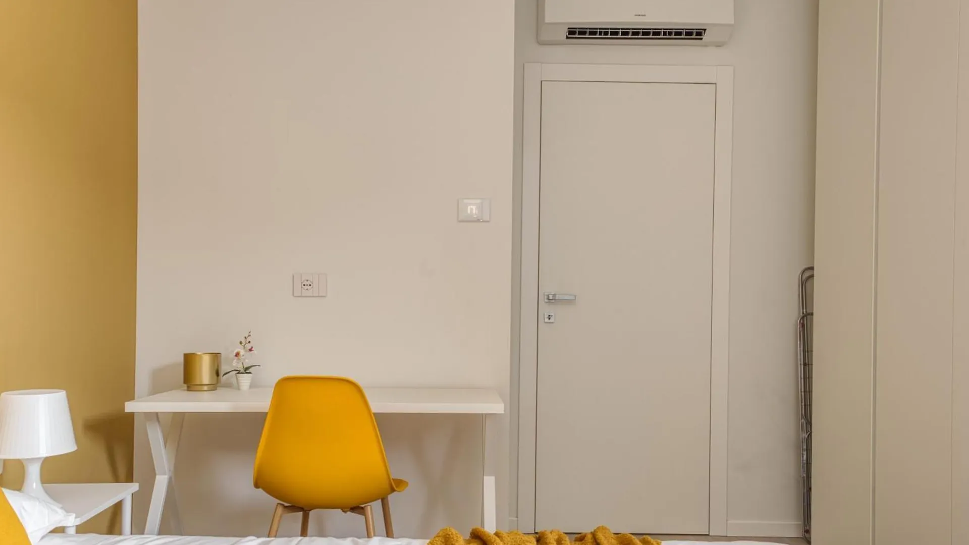 Yellow Suite In Financial District 4 Pax Milan Apartment