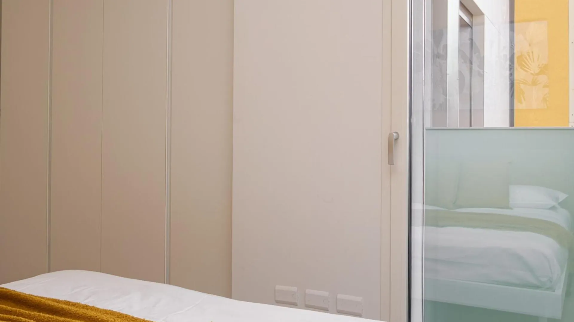 Yellow Suite In Financial District 4 Pax Milan