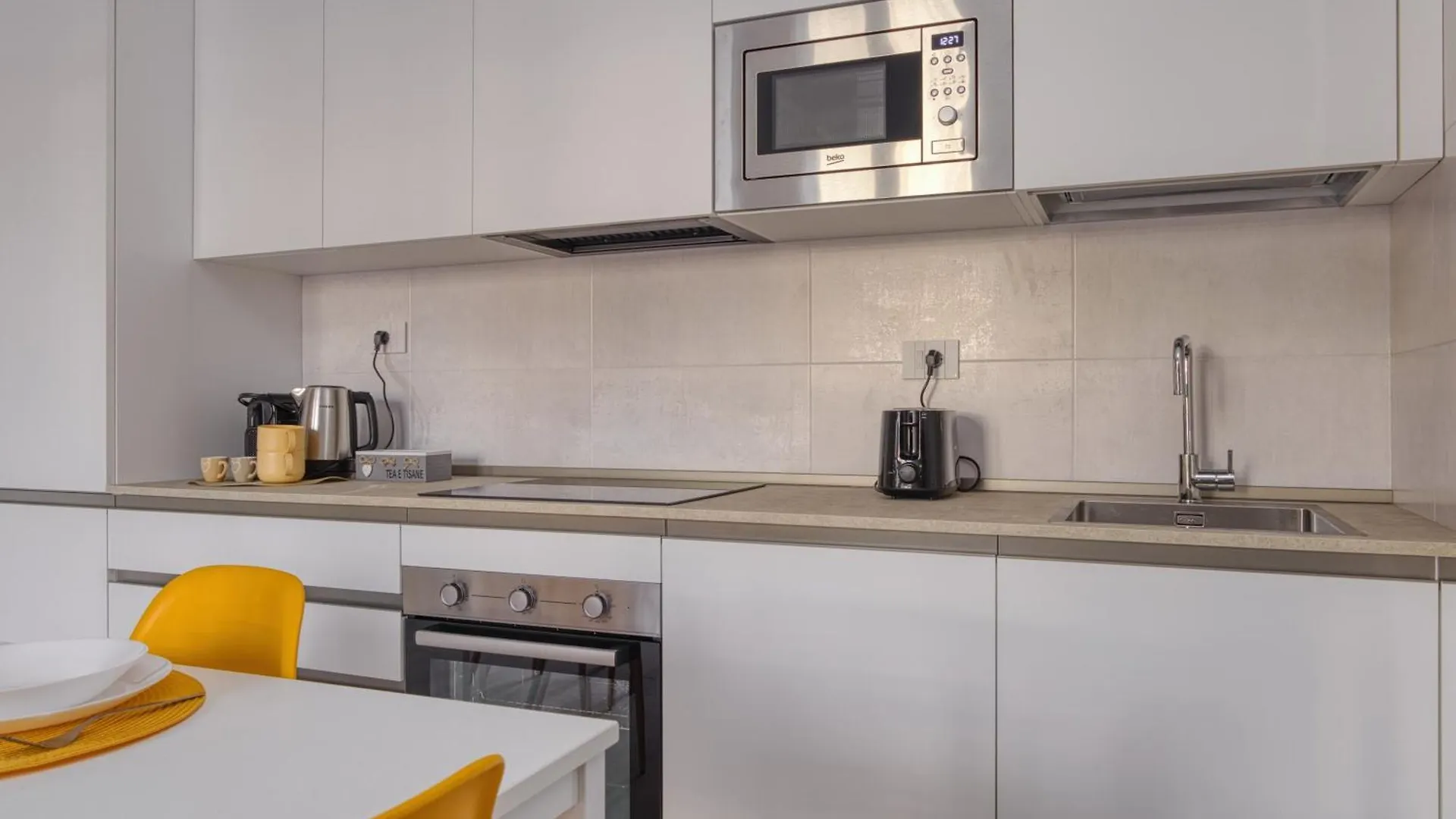 Yellow Suite In Financial District 4 Pax Milan Italy