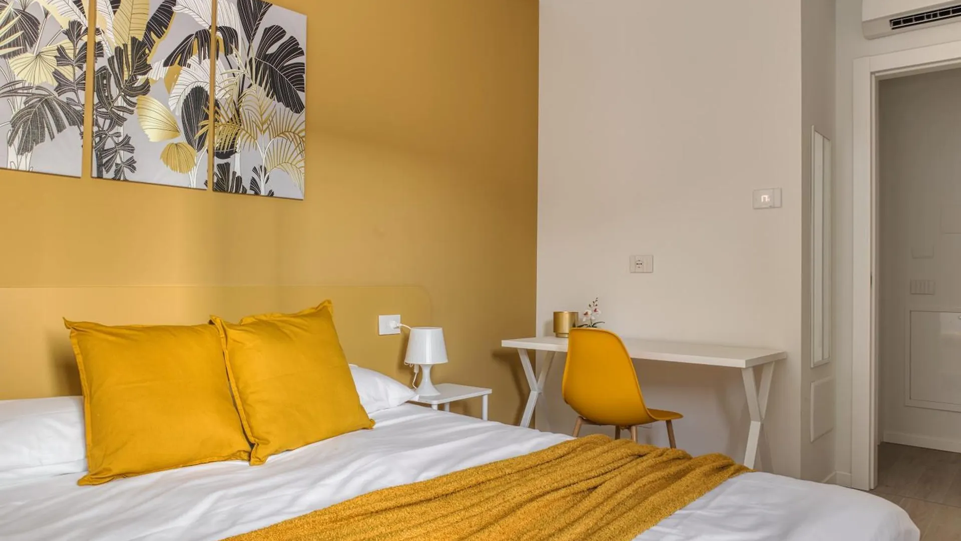 Yellow Suite In Financial District 4 Pax Milan