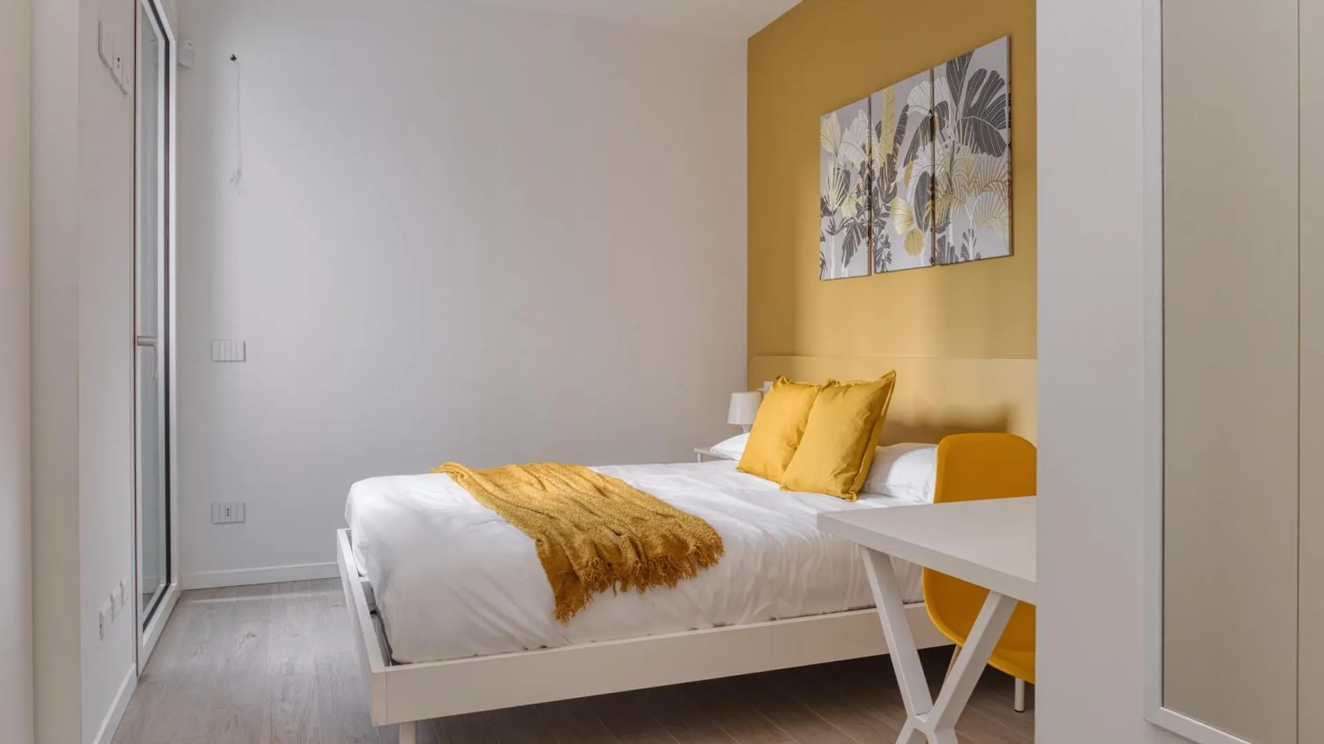 Yellow Suite In Financial District 4 Pax Milan