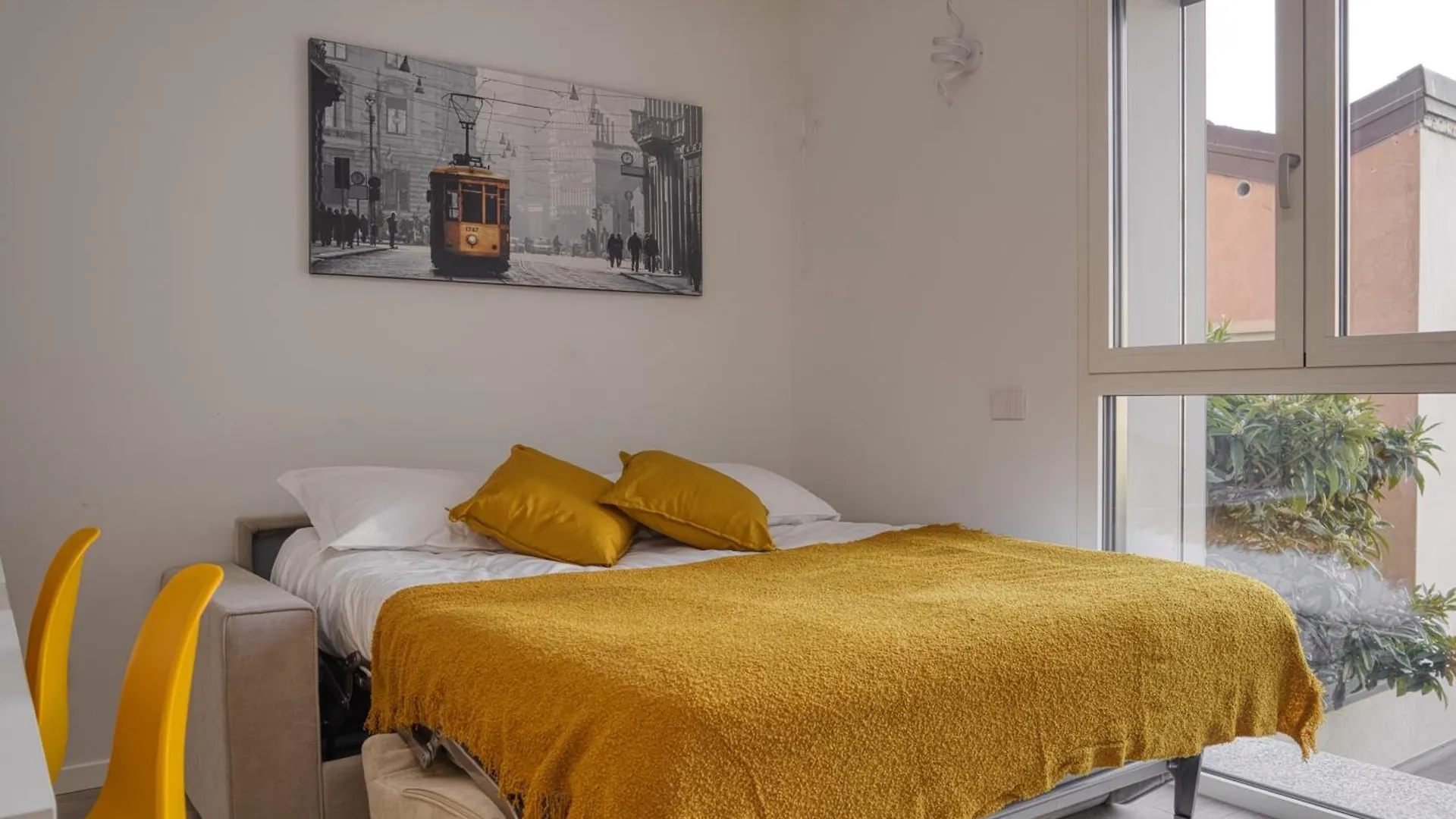Yellow Suite In Financial District 4 Pax Milan Apartment
