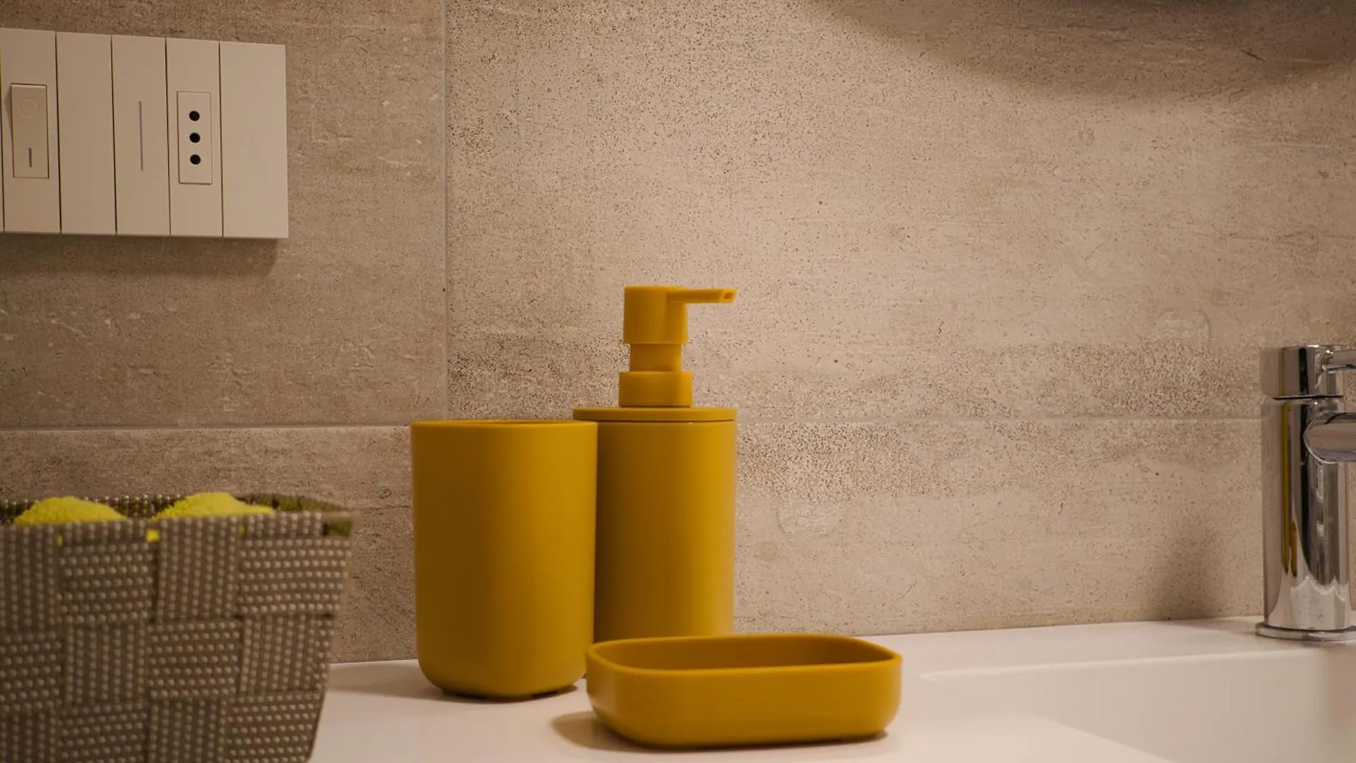 Yellow Suite In Financial District 4 Pax Milan Apartment